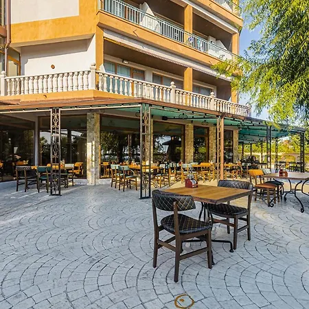 Lecardo Hotel *